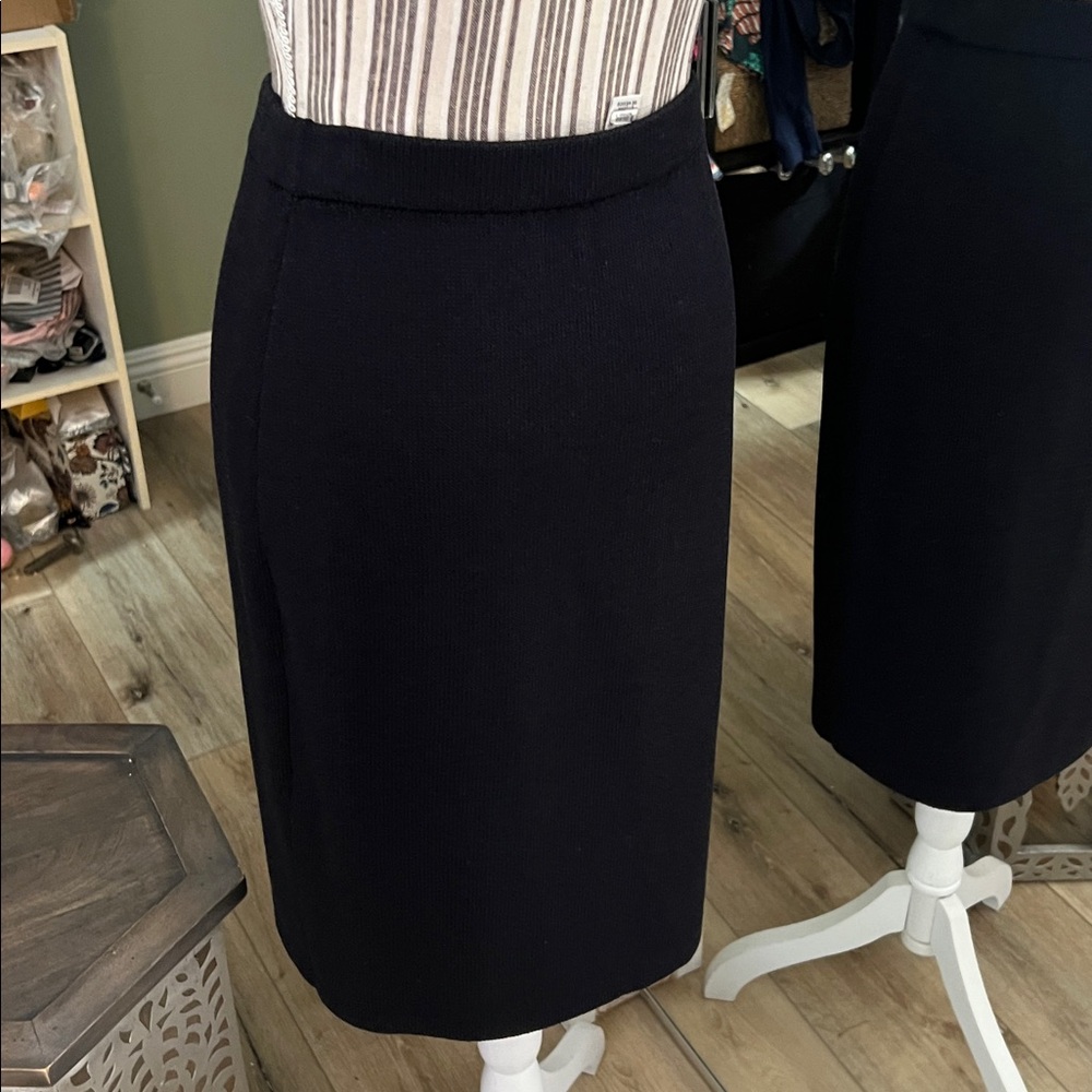 🛑 1 hour sale. St. John, Set - Light Pink Knit Top (S) and Black Knit Skirt (2) - Picture 11 of 12